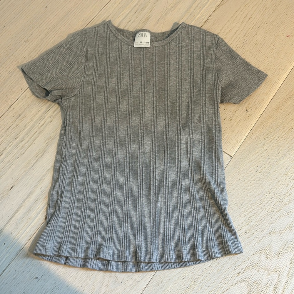 Grey ribbed Zara t-shirt. Very lightly used, no stains at all 💗💗